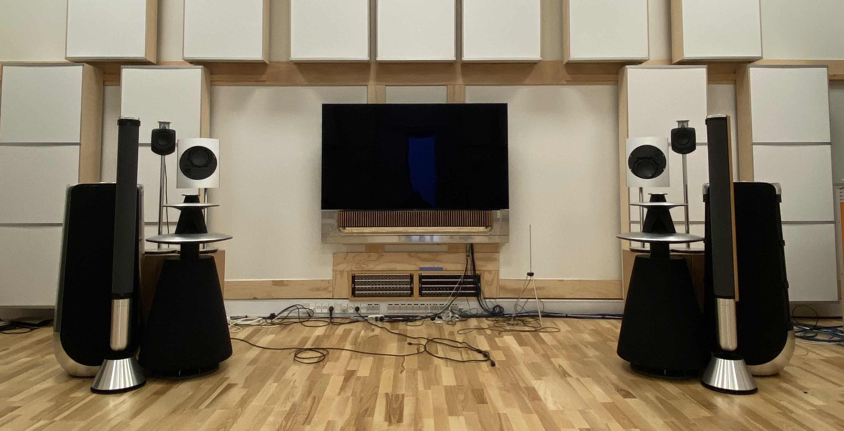 Symmetrical listening room with Bang and Olufsen speakers and acoustic panels